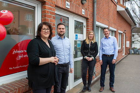 Foto: DRK Rostock / Julia Junge (v.l.): Pflegedienstleiterin Stephanie Martin, Prokurist Ole Renner, die operative Leiterin Anna Christina Suchowski und Geschäftsführer der DRK Rostock Wohnen und Pflege gGmbH Jürgen Richter freuen sich, künftig an einem neuen Standort weiterhin für die Patientinnen und Patienten da zu sein.